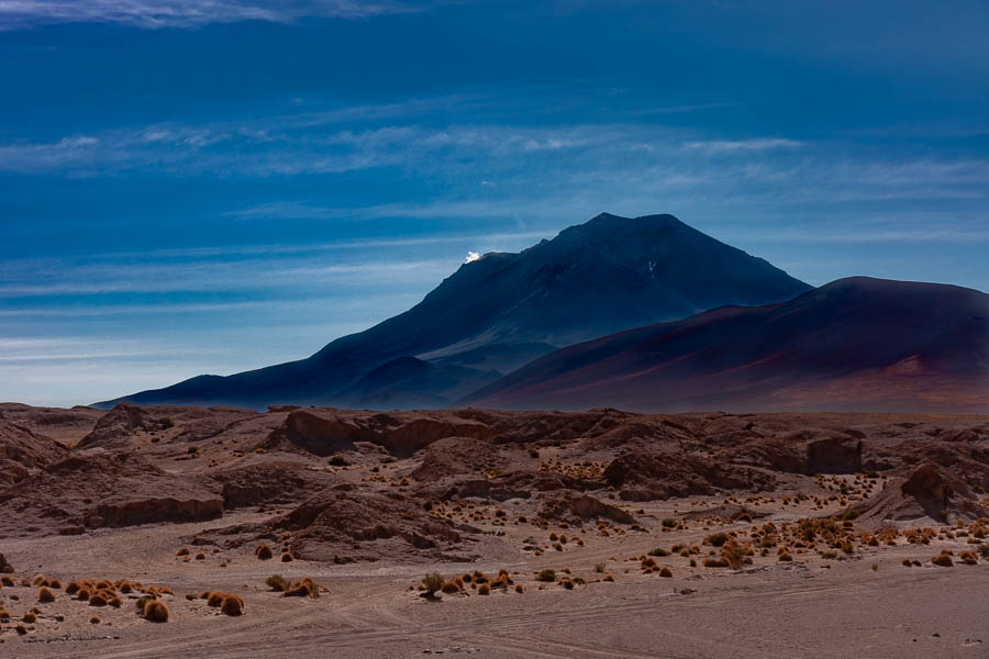 Le volcan Ollague et son panache de fumée