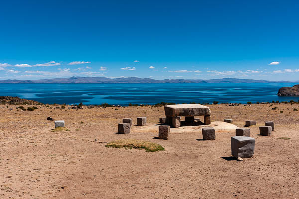 Lac Titicaca, île du Soleil, site inca : table de sacrifice