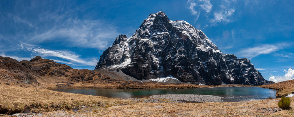 Lac, 4490 m, et Tiquimani, 5519 m