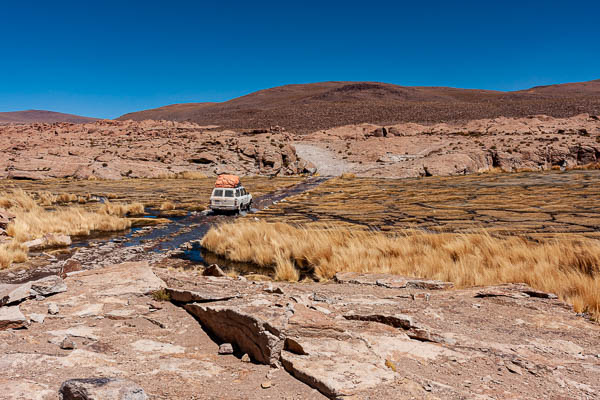 Rivière et joncs, 4x4 à gué