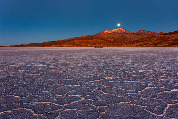 Salar d'Uyuni : lever de soleil, la Lune sur le Tunupa