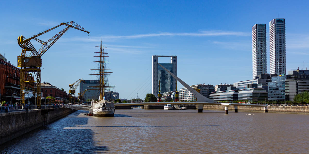 Buenos Aires : bassin, grue, gratte-ciels et grand voilier « Presidente Sarmiento »