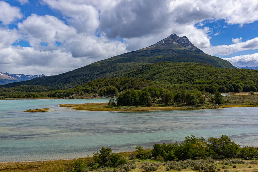 Ushuaia, parc national Tierra del Fuego : petit lac et sommet