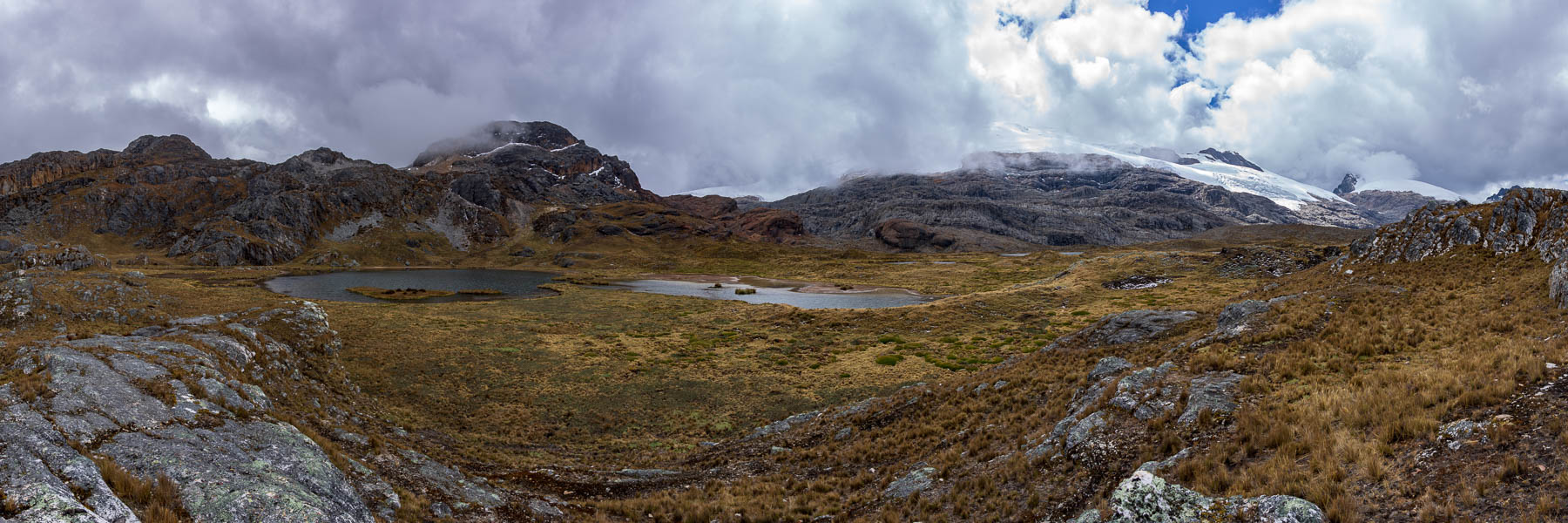 Lagunas Aguascocha sous le Leon Dormido