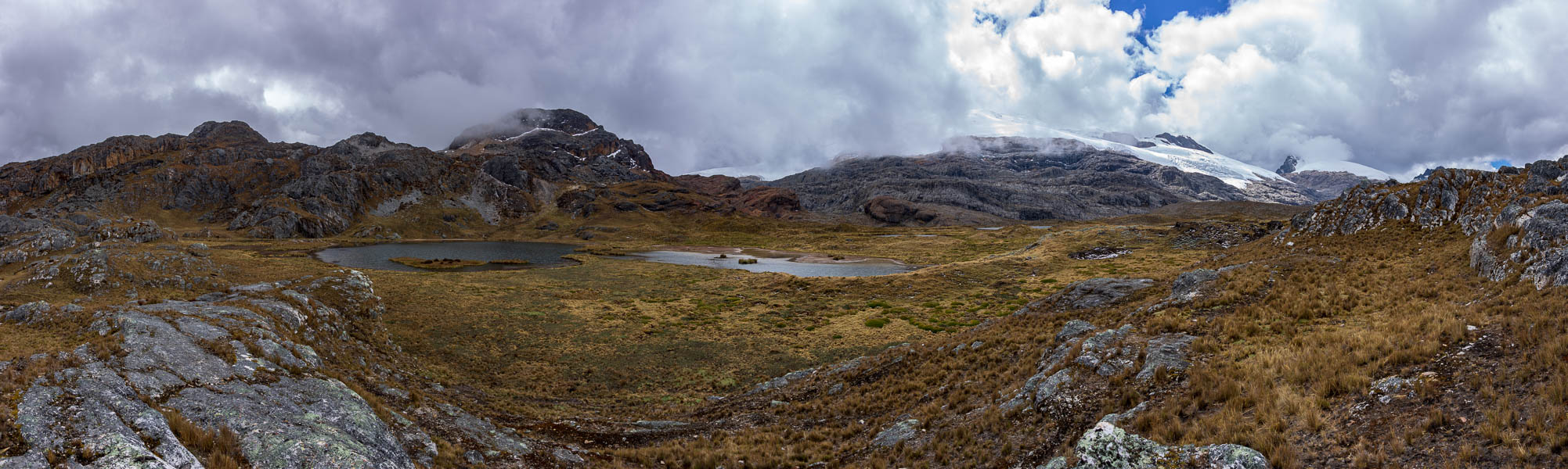 Lagunas Aguascocha sous le Leon Dormido