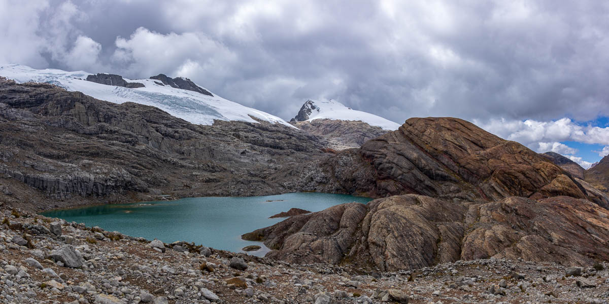 Laguna Aguascocha et glacier du Leon Dormido