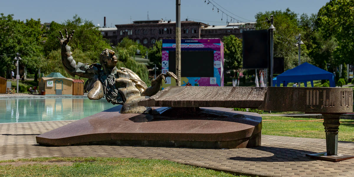 Yerevan : statue d'Arno Babadjanian