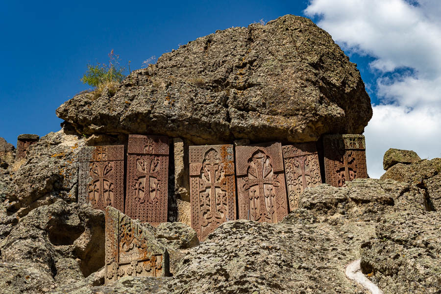 Monastère de Geghard : khatchkars