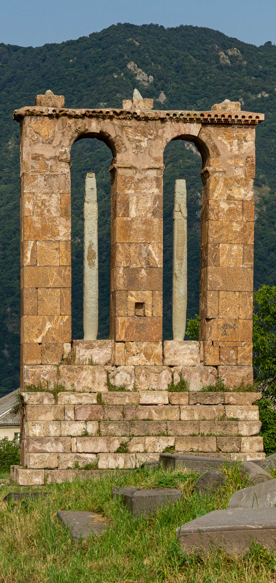 Église d'Odzun : mémorial