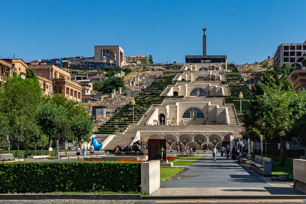 Yerevan, Cascade et maison d'Aznavour