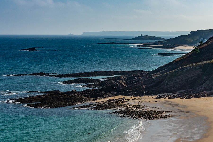 Plage du Portuais, au loin îlot Saint-Michel et cap Fréhel