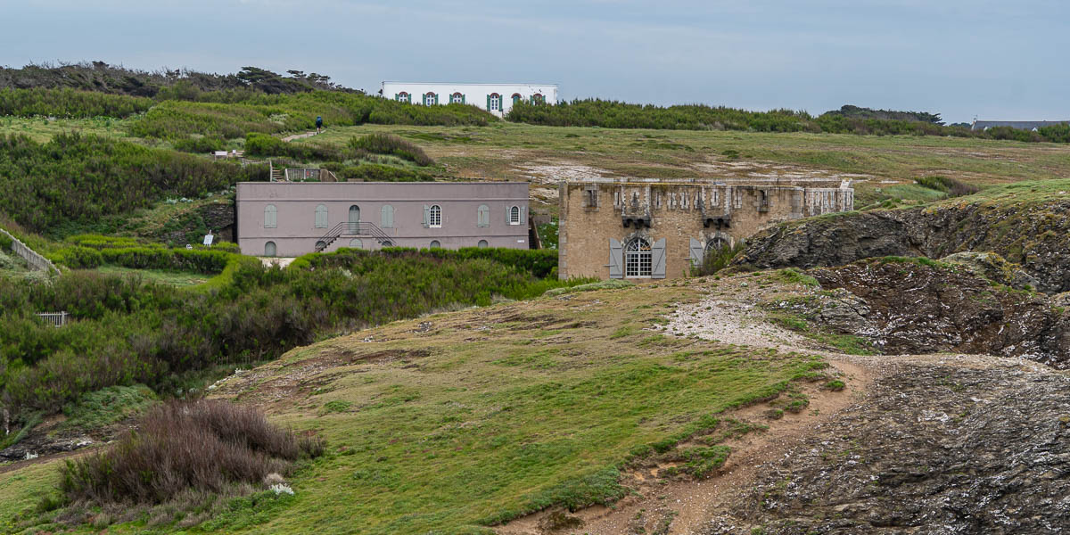 Belle-Île, GR 340, pointe des Poulains : fort de Sarah Bernhardt et ses deux villas
