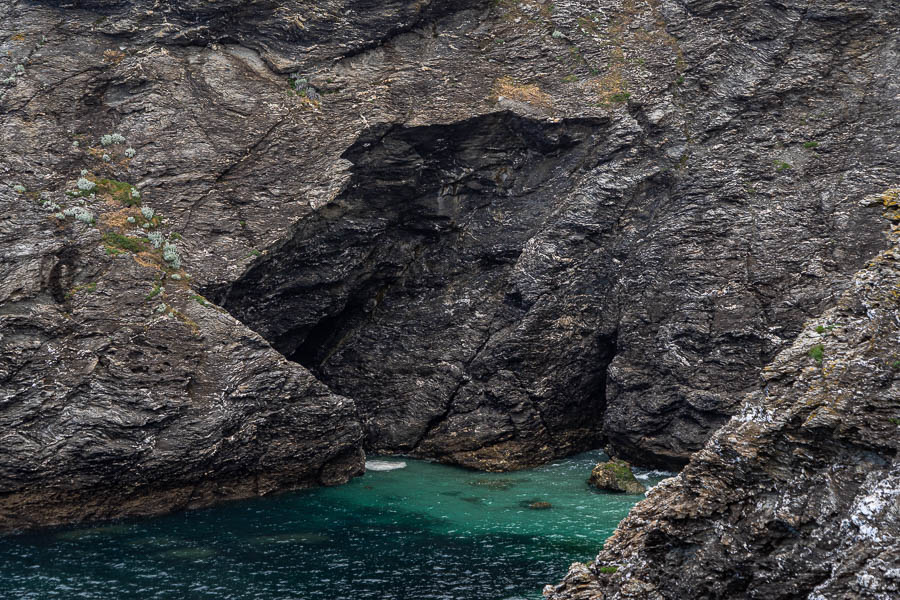 Belle-Île, GR 340, pointe des Poulains : plage de Petit Donnant, grotte
