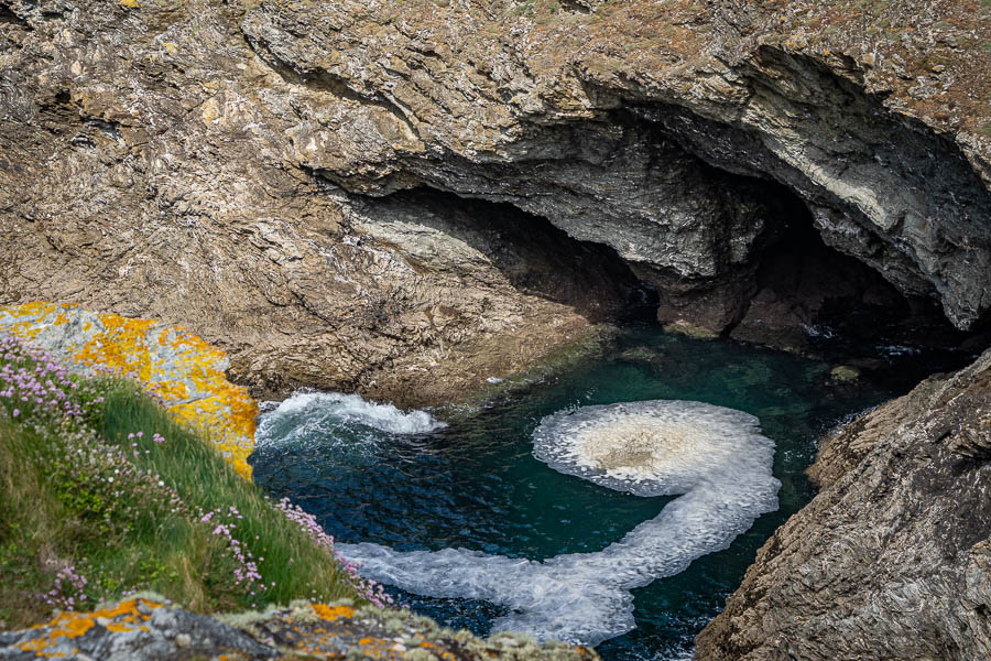 Belle-Île, GR 340 : grotte et écume
