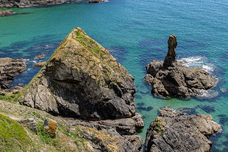 Belle-Île, GR 340 : pyramide et rocher du Pilor