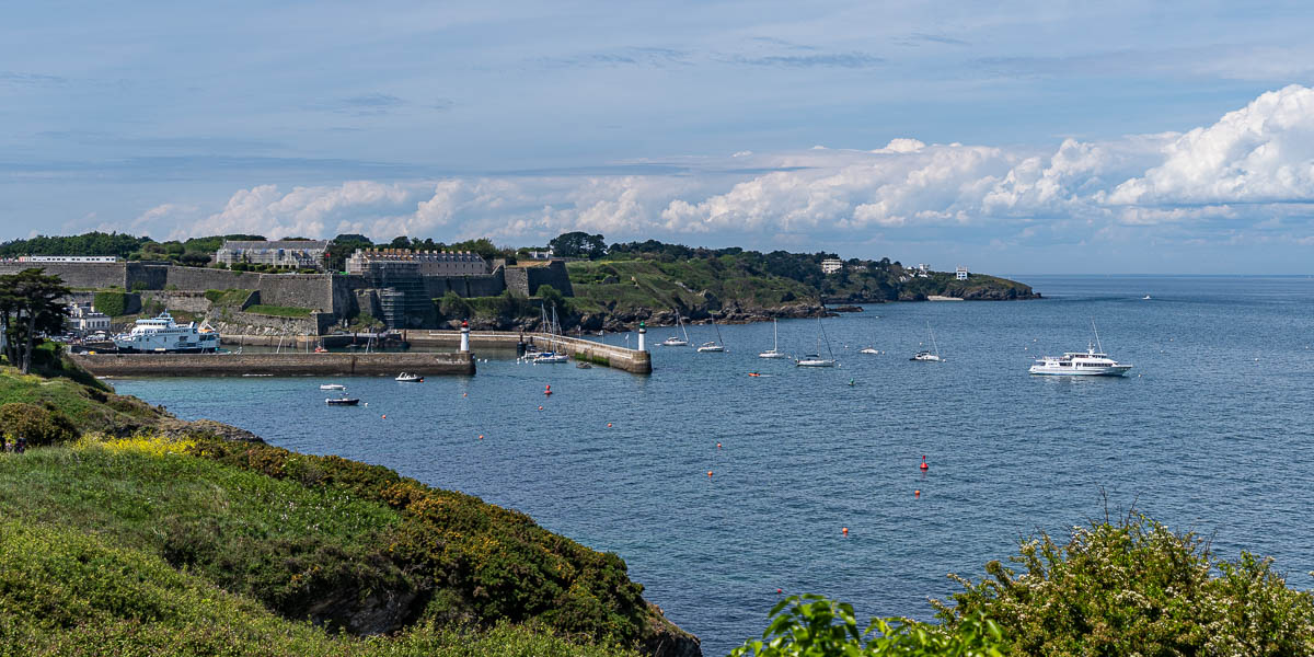 Belle-Île, GR 340 : Le Palais et pointe de Taillefer depuis la pointe de Ramonette
