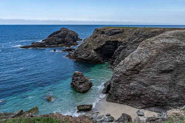 Pointe des Poulains : plage de Petit Donnant, grotte