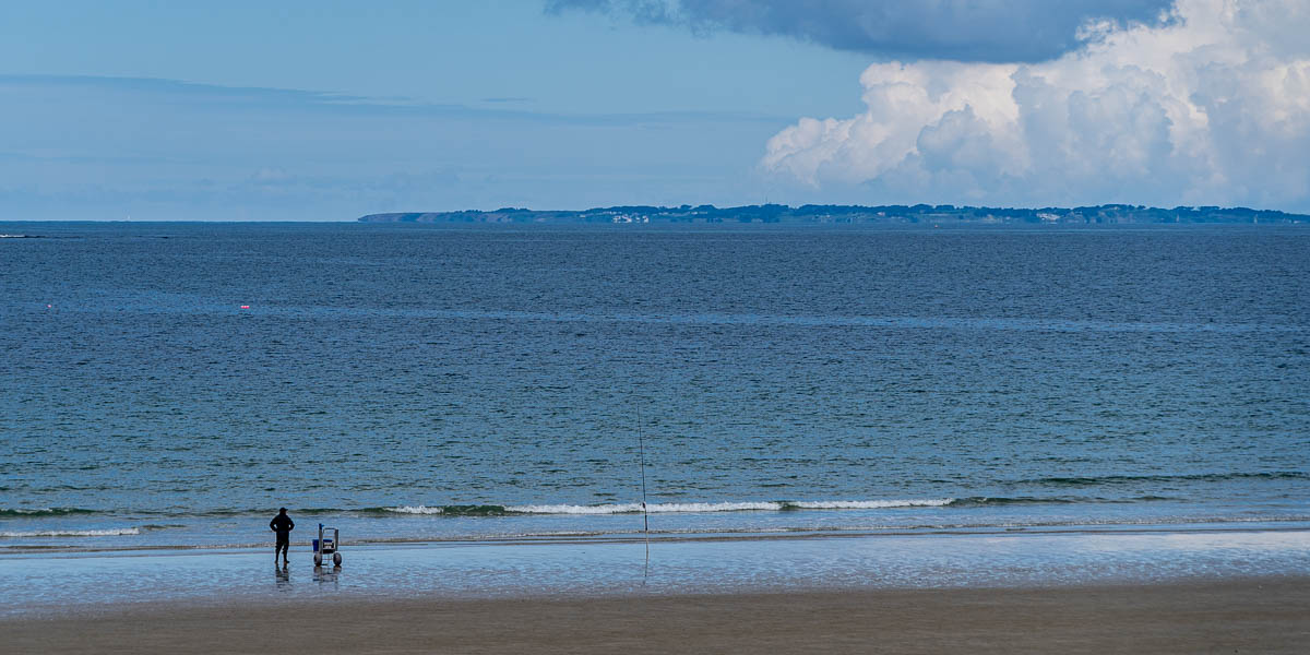 GR 34, Saint-Pierre-Quiberon, plage de Penthièvre : pêcheur, île de Groix