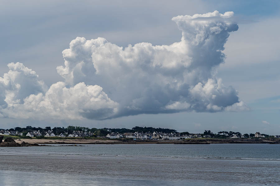 GR 34, Saint-Pierre-Quiberon, plage de Penthièvre : Portivy sous un gros nuage