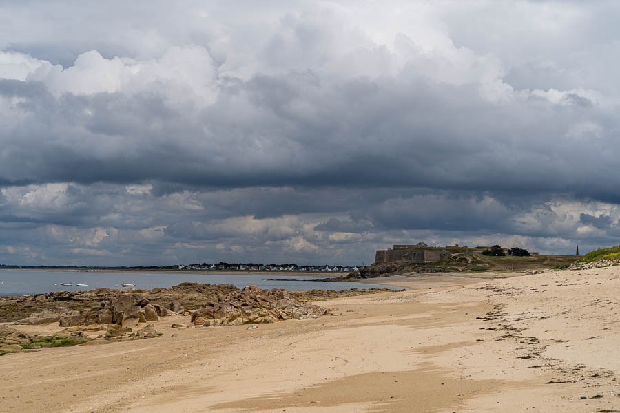 GR 34, Saint-Pierre-Quiberon : fort de Penthièvre depuis la plage du Pouladen