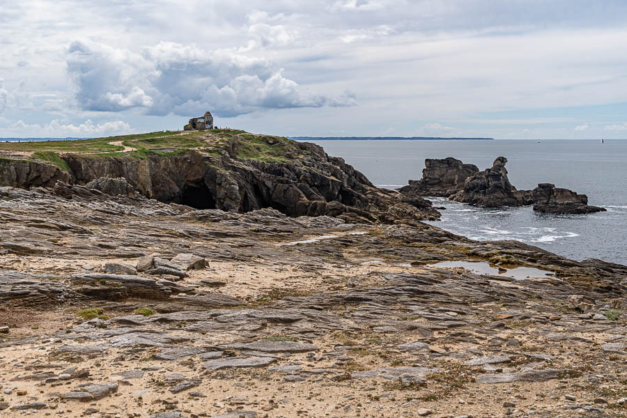 GR 34, Côte Sauvage de Quiberon : pointe du Percho, Belle-Île (pointe des Poulains) au loin