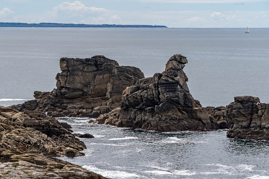 GR 34, Côte Sauvage de Quiberon : rochers de la pointe du Percho, Belle-Île (pointe des Poulains) au loin