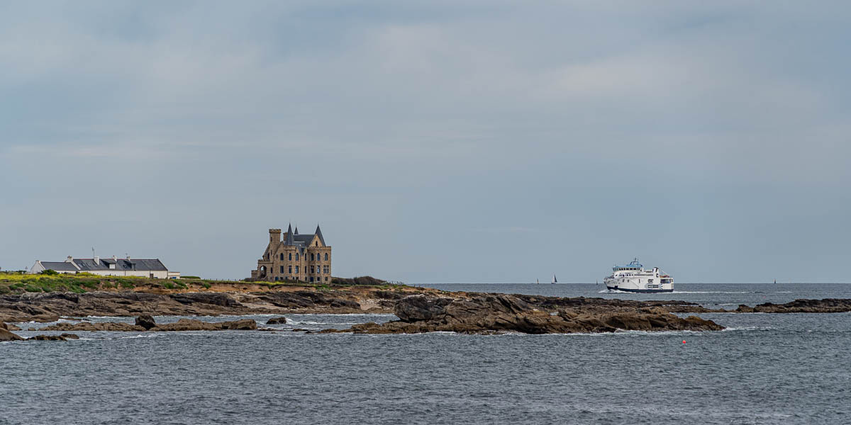 GR 34, Quiberon : château Turpault et ferry de Belle-Île