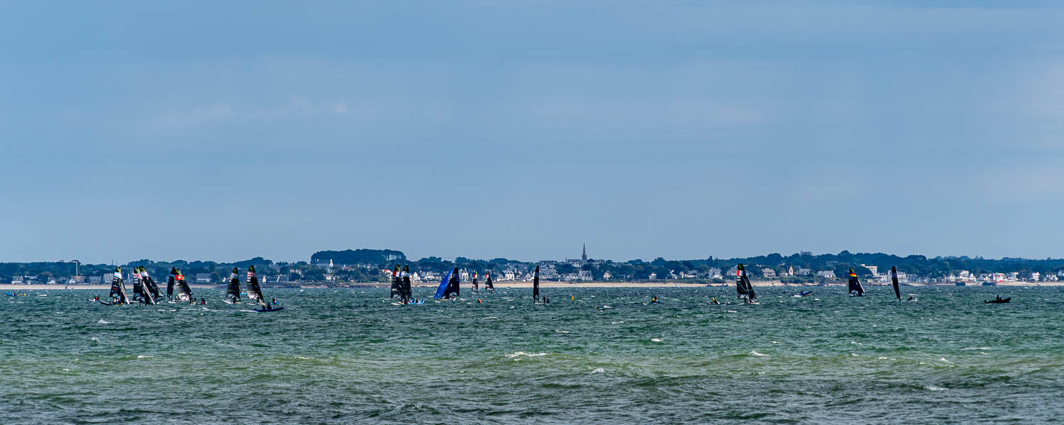 GR 34, Quiberon, plage du Castero : régates devant Carnac