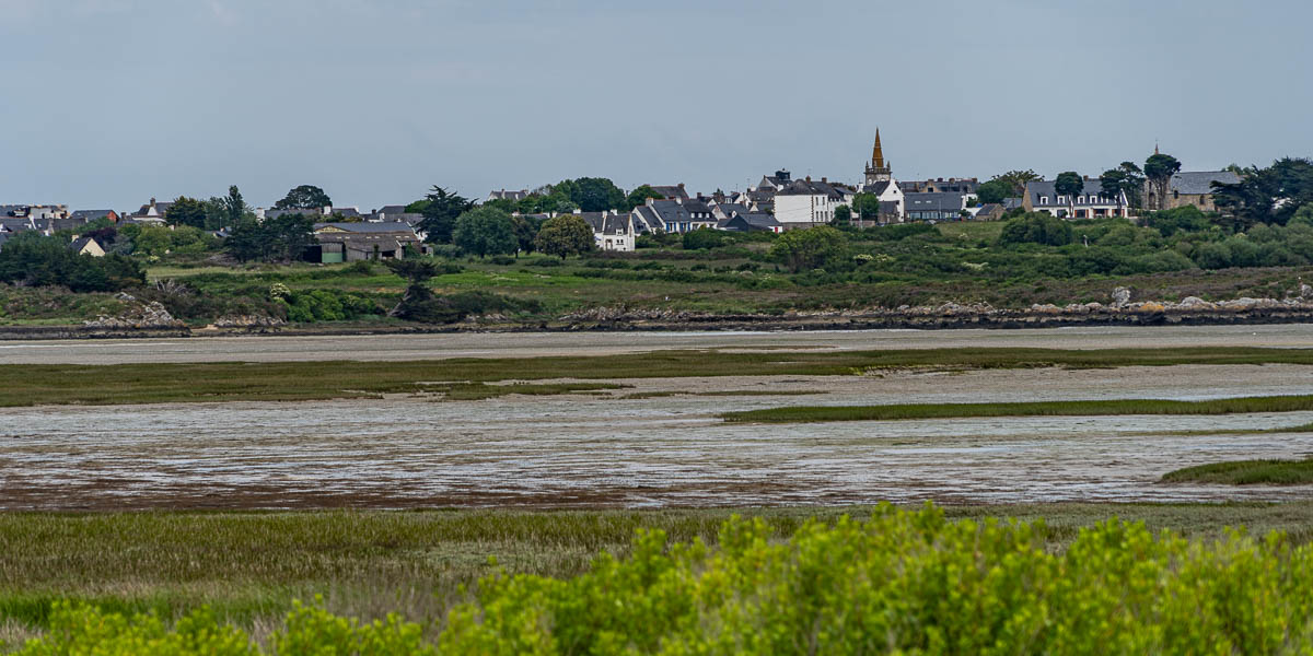 GR 34, Plouharnel : baie à marée basse, bourg