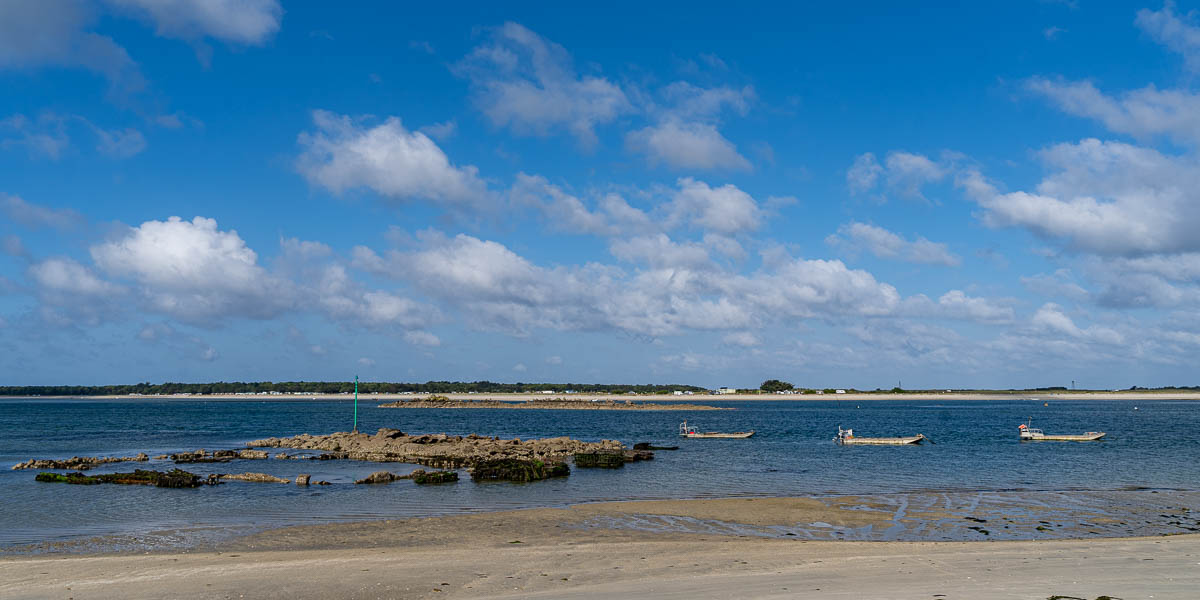GR 34, Carnac : parc ostréicole du Pô, au loin les Sables Blancs de Plouharnel