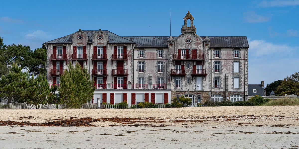 GR 34, Carnac, grande plage : centre de vacances du Crédit Lyonnais