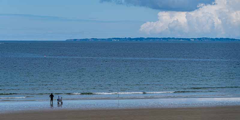 Saint-Pierre-Quiberon, plage de Penthièvre : pêcheur, île de Groix