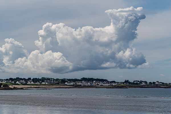 Saint-Pierre-Quiberon, plage de Penthièvre : Portivy sous un gros nuage