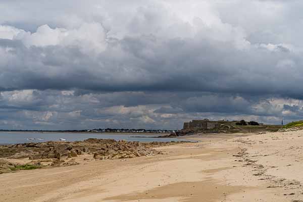 Saint-Pierre-Quiberon : fort de Penthièvre depuis la plage du Pouladen