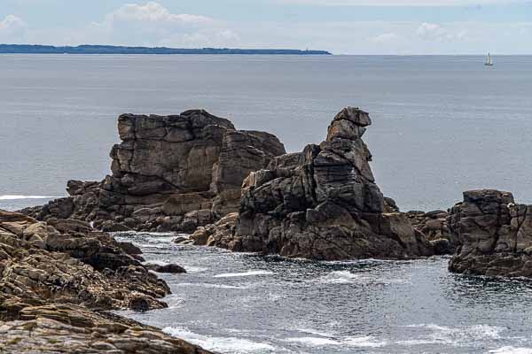 Côte Sauvage de Quiberon : rochers de la pointe du Percho, Belle-Île (pointe des Poulains) au loin
