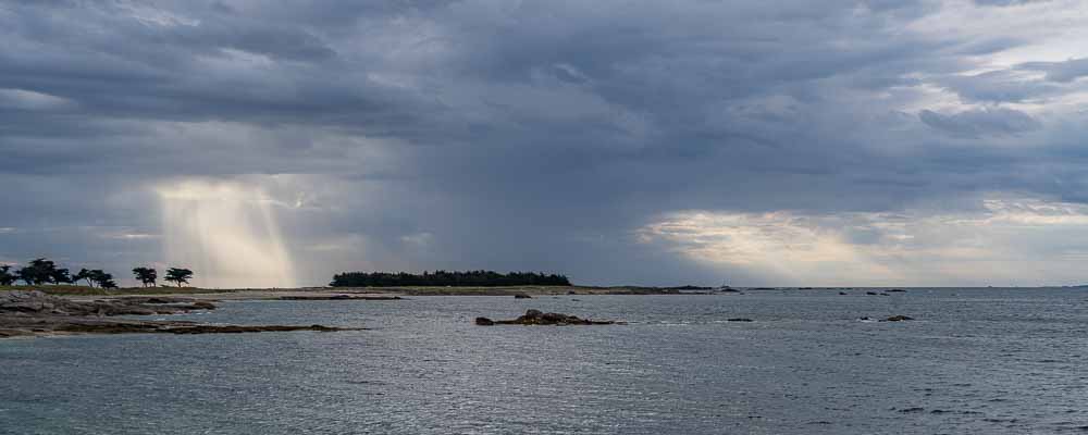 Quiberon, port Jean : averse sur la pointe du Conguel