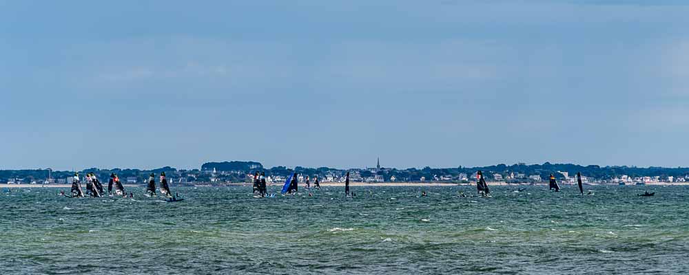 Quiberon, plage du Castero : régates devant Carnac