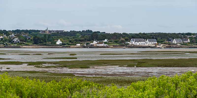 Plouharnel : baie à marée basse, abbaye de Kergonan, Kercroc