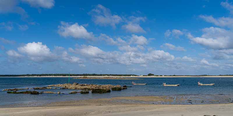 Carnac : parc ostréicole du Pô, au loin les Sables Blancs de Plouharnel
