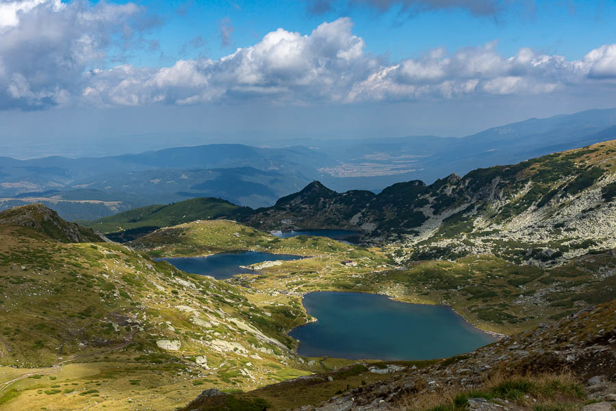 Massif de Rila : lacs et refuge Sedemte, au loin Govedartsi