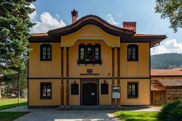 Koprivchtitsa : maison jaune de 1869