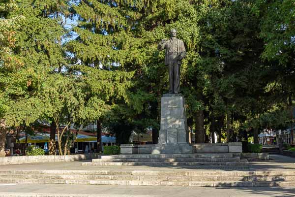 Bansko : monument à Nikola Vaptsarov, poète