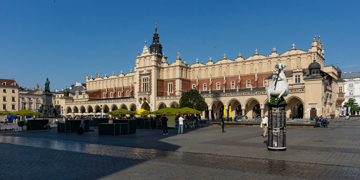 Cracovie : Rynek Główny (place du marché principal), halle aux Draps