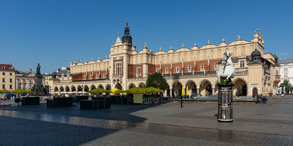 Cracovie : Rynek Główny (place du marché principal), halle aux Draps