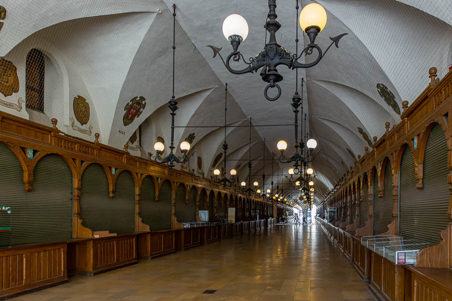 Cracovie : Rynek Główny, halle aux Draps