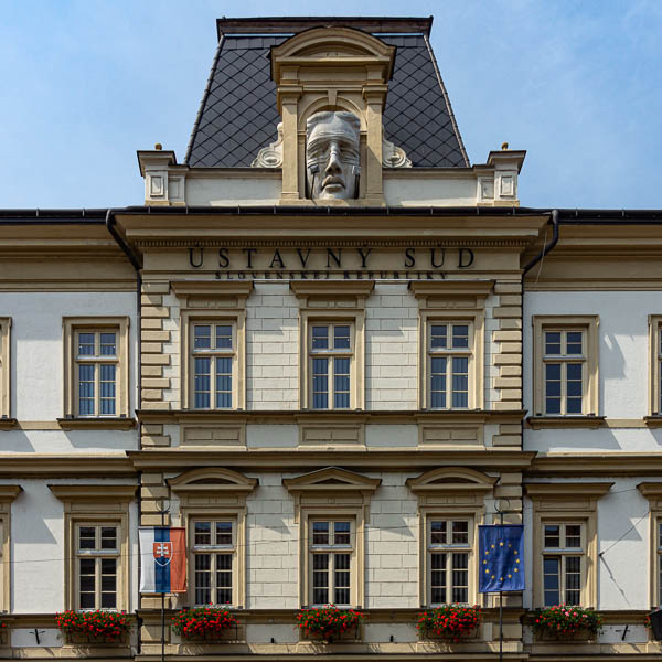 Košice : rue Hlavnä, cour constitutionnelle