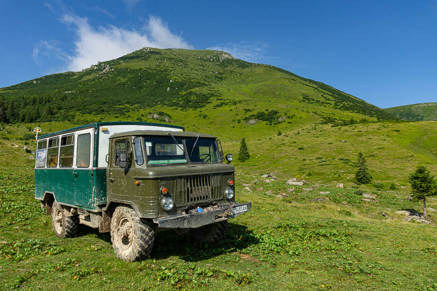 Camion soviétique 4x4 et mont Petros