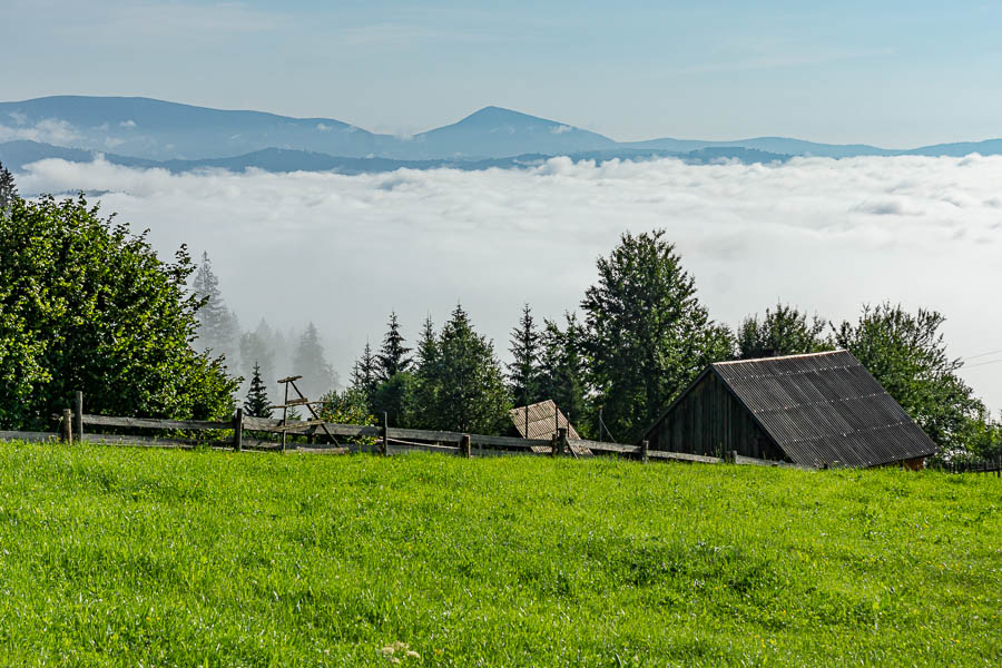 Mont Khomyak au loin