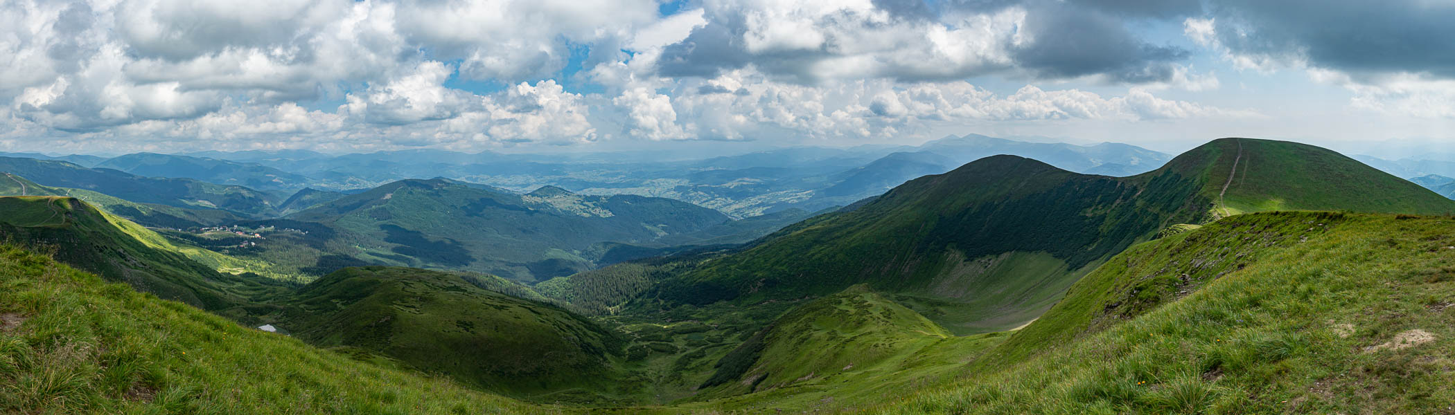 Bliznica, 1881 m : vue vers Dragobrat et Yasinia