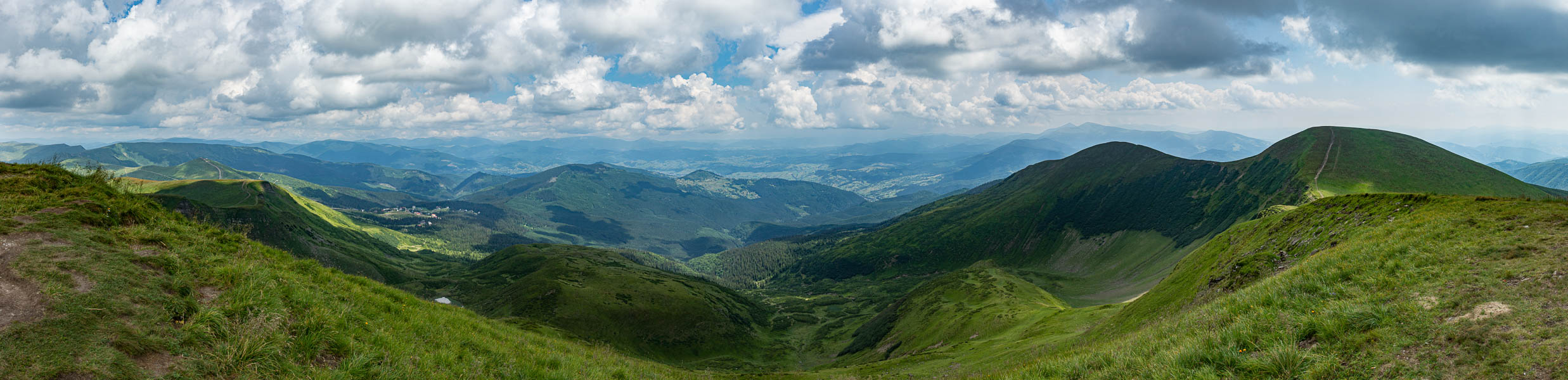 Bliznica, 1881 m : vue vers Dragobrat et Yasinia